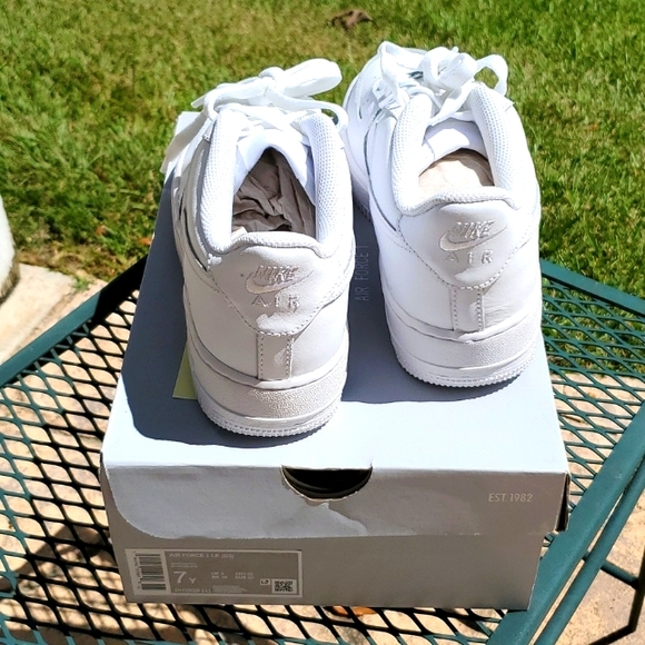 Nike Air Force 1 LE GS Kids White Sneakers - Picture 3 of 8